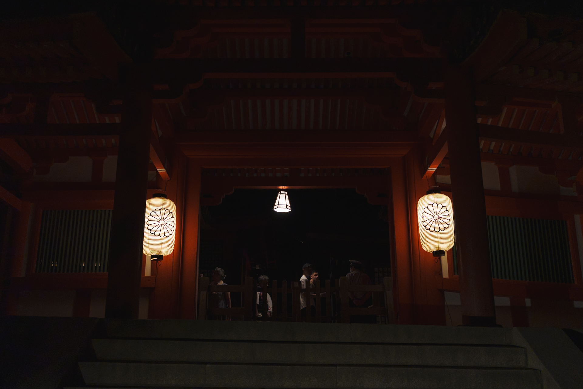 夜の門と灯り
