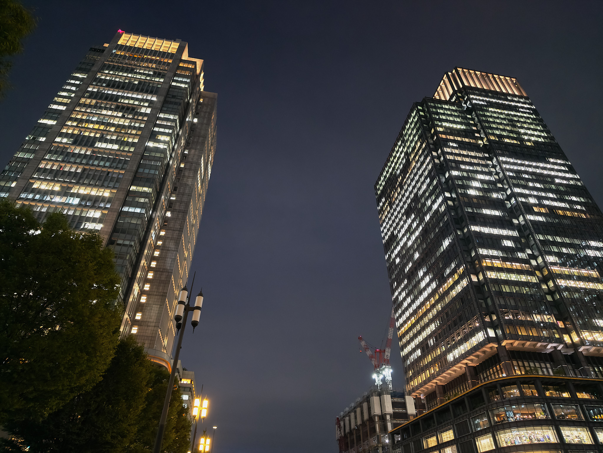 東京駅前に並ぶ高層ビル