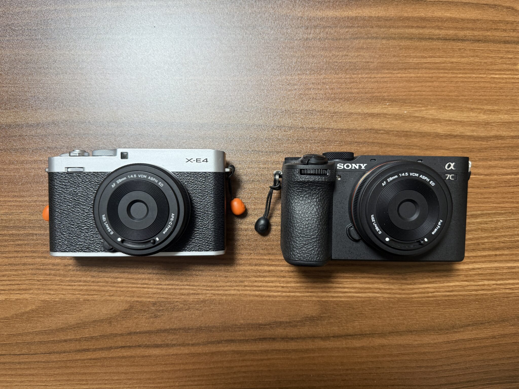 VILTROX 28mm F4.5を装着したX-E4とα7C II